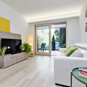 Green Terraced Apartment. 3 Stops From Colosseum Roma